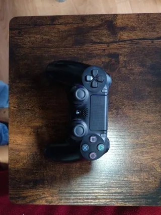 PS4 Slim 1TB + 5 Juegos y un mando