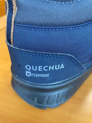 Botas de nieve azules y marrones