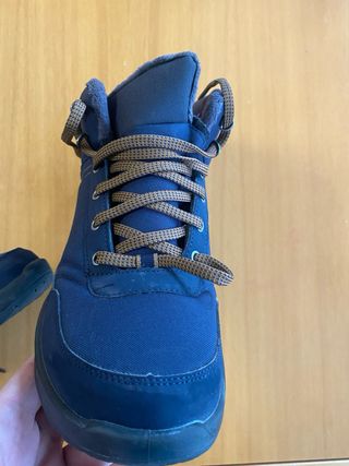 Botas de nieve azules y marrones