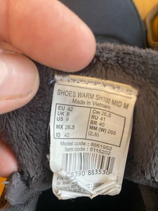 Botas de nieve azules y marrones