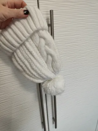 Gorro de lana blanco con pompón