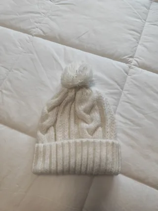 Gorro de lana blanco con pompón
