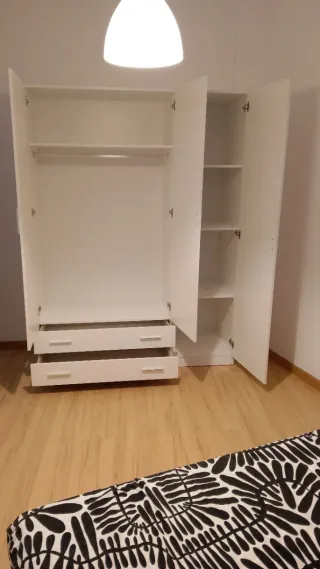 Armario blanco de madera