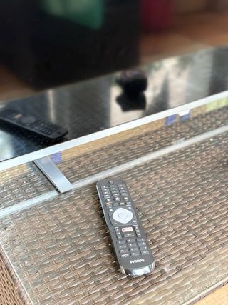 TV grande formato + soporte para colgar | Funciona