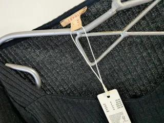 Camiseta Esprit negra con brillos