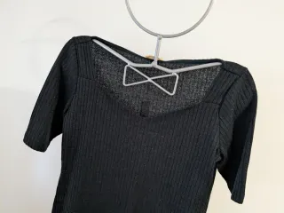 Camiseta Esprit negra con brillos