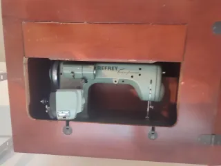 Máquina de coser y bordar Refrey Transforma.