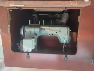Máquina de coser y bordar Refrey Transforma.