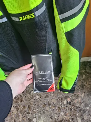 Chaqueta de moto negra y flúor