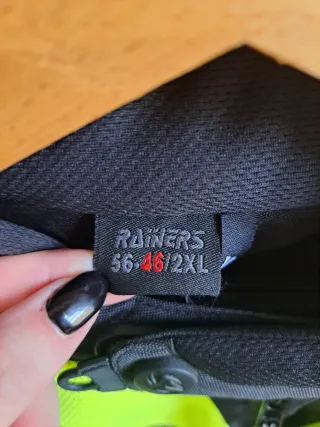 Chaqueta de moto negra y flúor