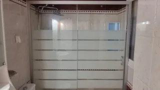 Mueble de baño completo,mampara y videp y bate