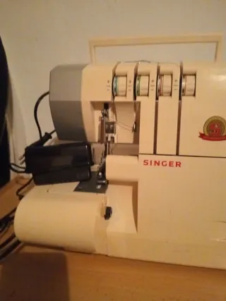 Máquina Overlock Singer