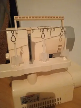 Máquina Overlock Singer