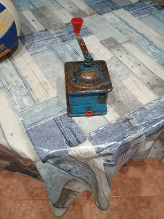 Molinillo de café vintage azul