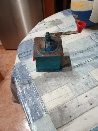 Molinillo de café vintage azul