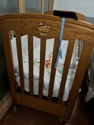 Cuna de madera con colchón