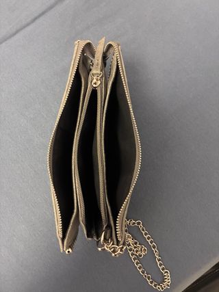 Bolso gris con cadena y tachuelas
