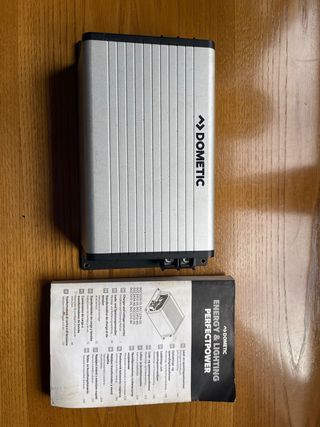 Dometic DCC1212-40A Cargador y Convertidor
