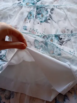 Blusa floral blanca y azul