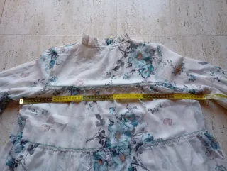 Blusa floral blanca y azul