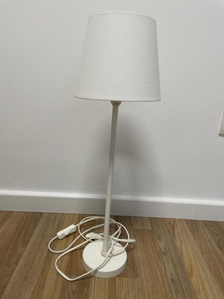 Lámpara de mesa blanca tela