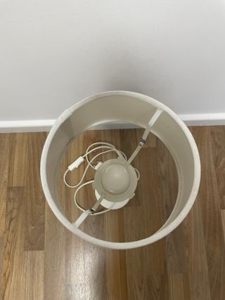 Lámpara de mesa blanca tela