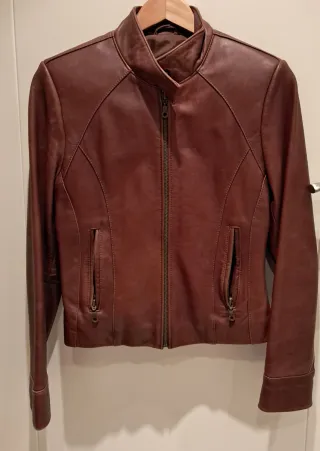 Chaqueta de cuero marrón para mujer