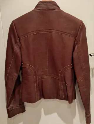 Chaqueta de cuero marrón para mujer