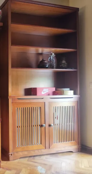 Estantería de madera marrón