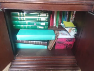 Escritorio antiguo de madera y cristal