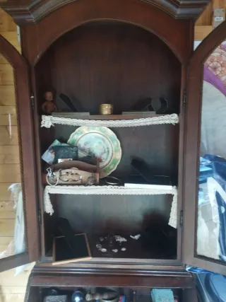 Escritorio antiguo de madera y cristal