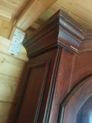 Escritorio antiguo de madera y cristal