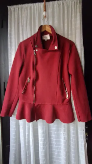 Cazadora roja con peplum