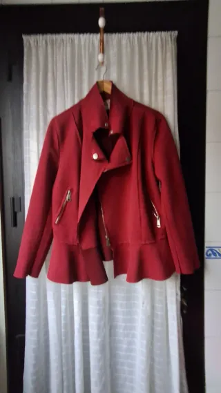 Cazadora roja con peplum