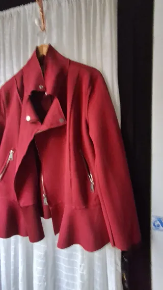 Cazadora roja con peplum