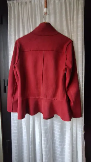 Cazadora roja con peplum