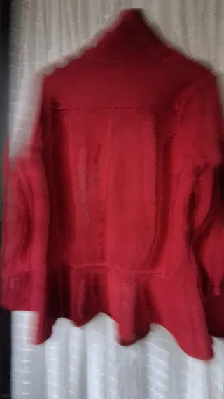 Cazadora roja con peplum