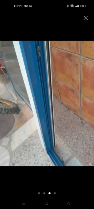 Puerta corredera aluminio azul