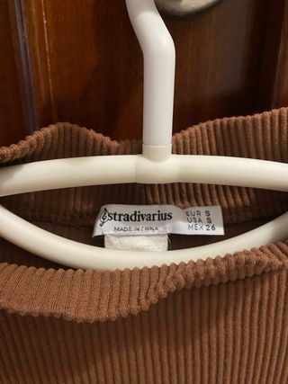 Top marrón cuello alto Stradivarius