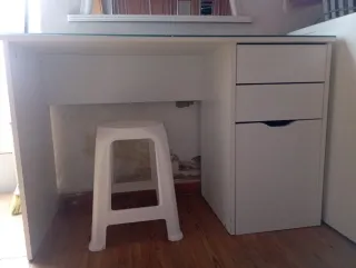 Escritorio blanco con cajonera y cristal