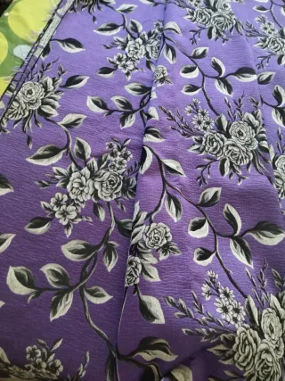 Tela fallera morada con flores sin metal