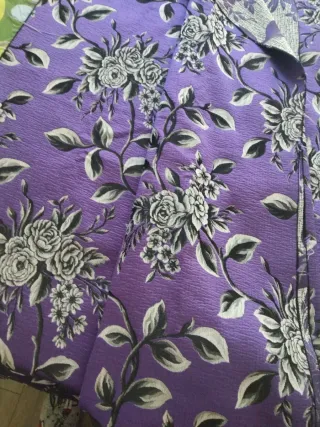 Tela fallera morada con flores sin metal