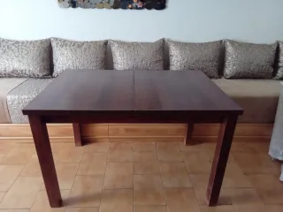 Mesa de comedor de madera