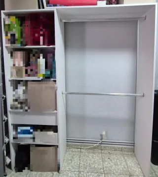 Armario/vestidor/perchero con estantería