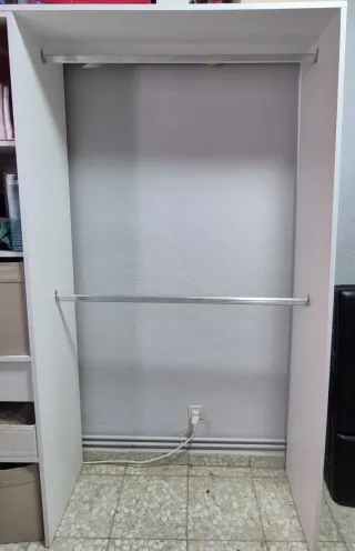 Armario/vestidor/perchero con estantería