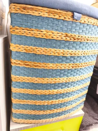 Baúl de mimbre y tela azul