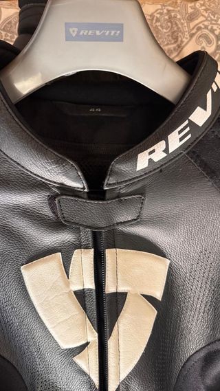 Mono de moto Revit mujer