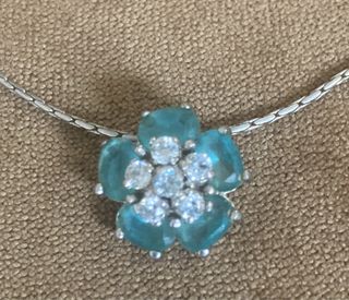 Colgante flor plata y cadena