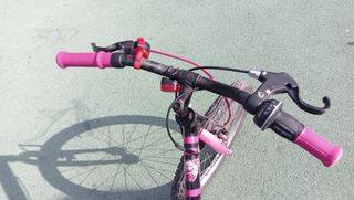 Bicicleta infantil rosa y negra