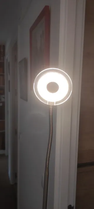 Lámpara de pie LED cromada